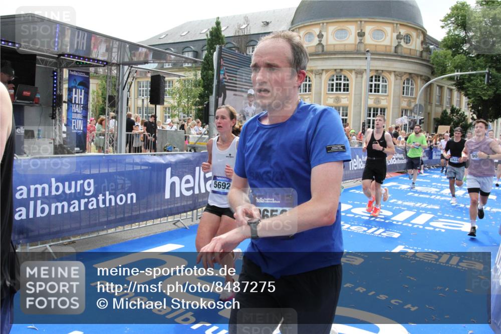 29.06.2025 - hella hamburg halbmarathon Michael Strokosch http://msf.ph/oto/8487275 29.06.2025 10:43:56 Ziel 3437, 3697, 3907, 5624, 5692, 7185, 8063, 8145, 9043, 9374, 10493, 11778, 11809, 12438, 12966, 13897, 14861, 16549, 17376, 17403, 18650, 18678 meine-sportfotos.de