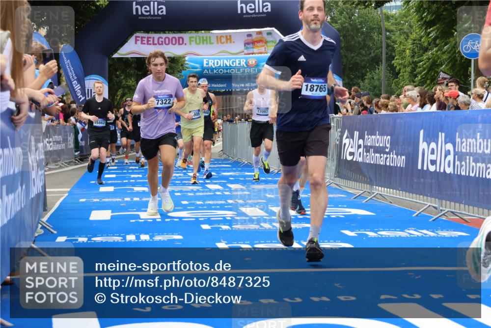 29.06.2025 - hella hamburg halbmarathon Strokosch-Dieckow http://msf.ph/oto/8487325 29.06.2025 10:44:29 Ziel 1057, 1468, 2365, 2402, 3305, 4310, 4691, 5476, 6495, 7322, 7710, 8928, 12327, 12554, 12711, 14351, 14464, 14667, 14798, 14816, 15862, 16224, 16803, 17097, 17729, 18539, 18560, 18765, 18806 meine-sportfotos.de
