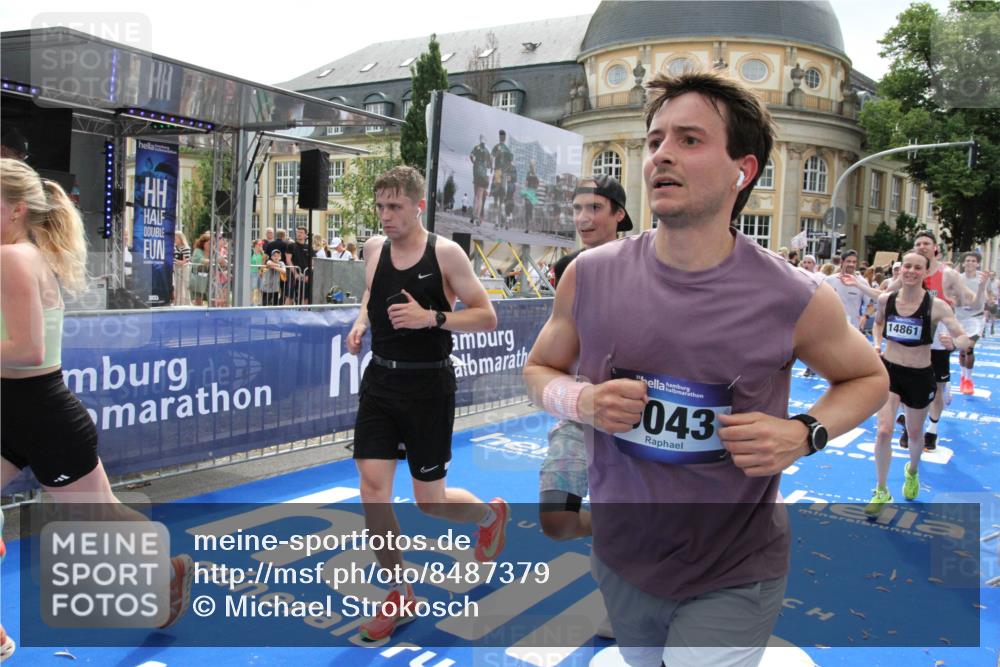 29.06.2025 - hella hamburg halbmarathon Michael Strokosch http://msf.ph/oto/8487379 29.06.2025 10:43:57 Ziel 3437, 3697, 3907, 5624, 5692, 8063, 8145, 8900, 9043, 9374, 10493, 10596, 11809, 12438, 12966, 13897, 14861, 16549, 17376, 17403, 18650, 18678 meine-sportfotos.de