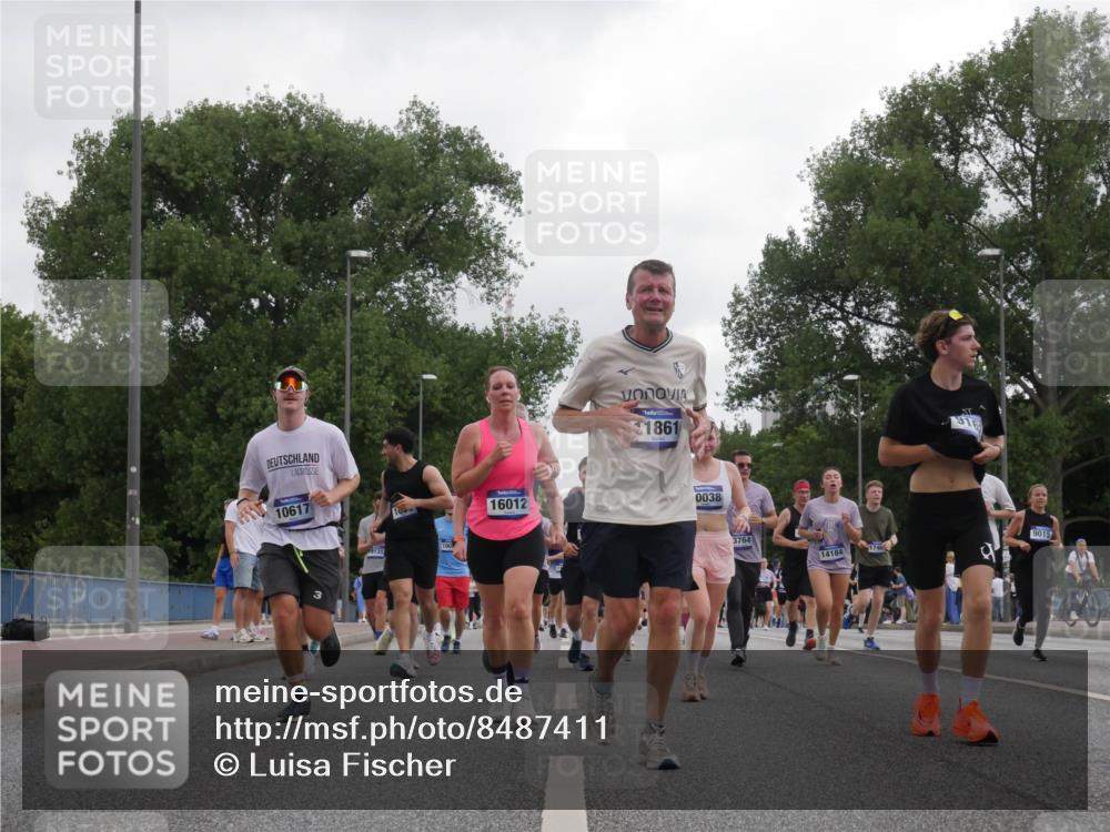 29.06.2025 - hella hamburg halbmarathon Luisa Fischer http://msf.ph/oto/8487411 29.06.2025 10:53:05 Kennedybrücke 10617, 19135, 16012, 1861, 0038, 3764, 14184, 174, 9015, 1805, 2541, 2997, 4589, 5106, 9015, 9162, 10038 meine-sportfotos.de