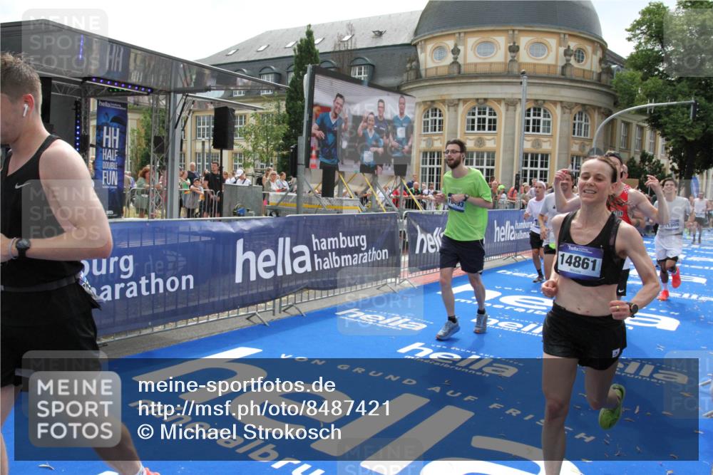 29.06.2025 - hella hamburg halbmarathon Michael Strokosch http://msf.ph/oto/8487421 29.06.2025 10:43:58 Ziel 3697, 3907, 4981, 5624, 5692, 8063, 8145, 8900, 9043, 10493, 10596, 11809, 12438, 12966, 14861, 15383, 16549, 17376, 17403, 18678 meine-sportfotos.de