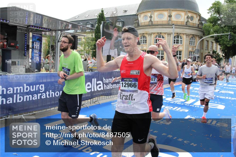 29.06.2025 - hella hamburg halbmarathon Michael Strokosch http://msf.ph/oto/8487505 29.06.2025 10:43:59 Ziel 3697, 3907, 4981, 5624, 8063, 8145, 8900, 9043, 10493, 10596, 11809, 12438, 12966, 14861, 15383, 16549, 17376, 17403, 18678 meine-sportfotos.de