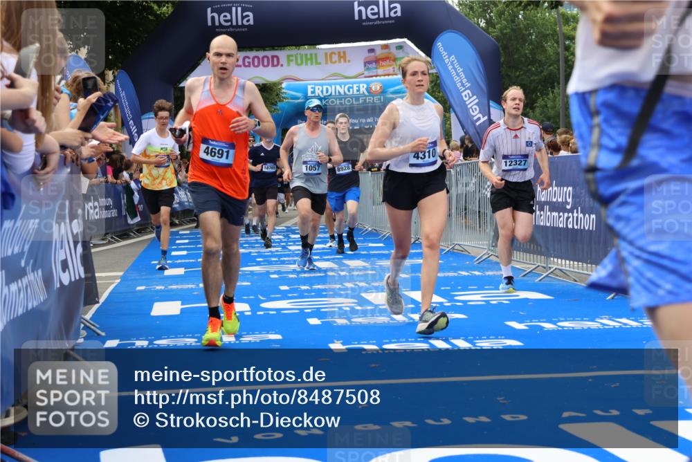 29.06.2025 - hella hamburg halbmarathon Strokosch-Dieckow http://msf.ph/oto/8487508 29.06.2025 10:44:25 Ziel 1057, 1220, 1902, 3305, 4310, 4691, 7191, 7322, 8928, 12327, 12528, 12554, 14464, 14667, 15862, 16547, 16803, 17097, 17729, 18765, 18806 meine-sportfotos.de
