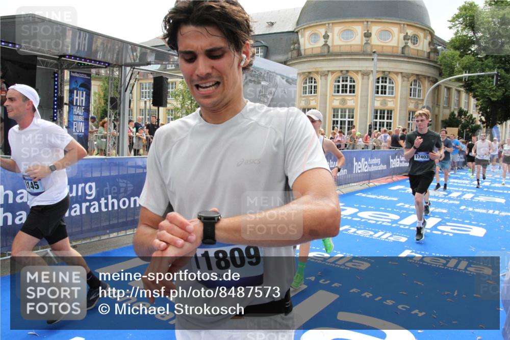 29.06.2025 - hella hamburg halbmarathon Michael Strokosch http://msf.ph/oto/8487573 29.06.2025 10:44:00 Ziel 3697, 3907, 4981, 8063, 8145, 8900, 10493, 10596, 11809, 12438, 12966, 14861, 15383, 16549, 17376, 17403, 17516, 18678 meine-sportfotos.de