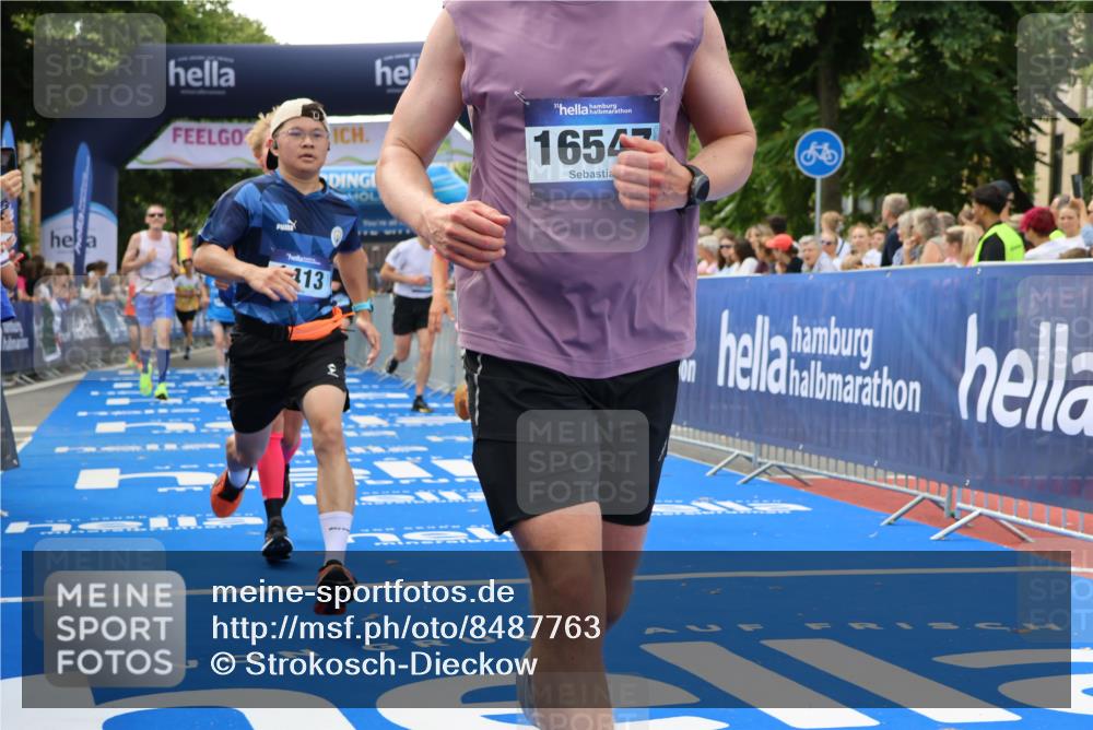 29.06.2025 - hella hamburg halbmarathon Strokosch-Dieckow http://msf.ph/oto/8487763 29.06.2025 10:44:19 Ziel 1057, 1220, 1413, 1415, 1902, 4310, 4691, 5275, 5884, 7005, 7191, 8722, 9444, 12159, 12327, 12528, 14687, 15225, 16301, 16316, 16547, 16803, 16893, 18691, 18806 meine-sportfotos.de