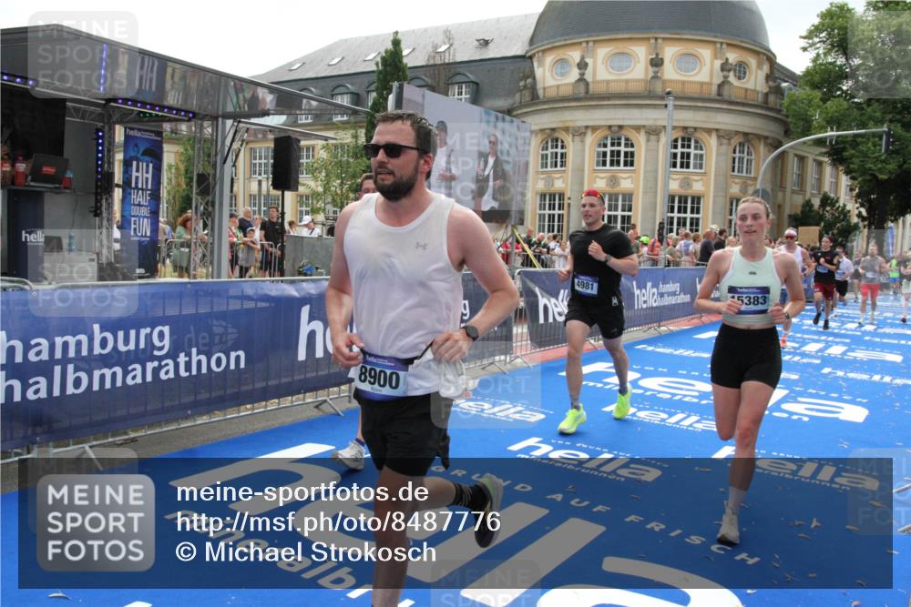 29.06.2025 - hella hamburg halbmarathon Michael Strokosch http://msf.ph/oto/8487776 29.06.2025 10:44:04 Ziel 1558, 2816, 4981, 6705, 8063, 8900, 9081, 10596, 11346, 12438, 13123, 15383, 16697, 17516, 17977, 18004 meine-sportfotos.de
