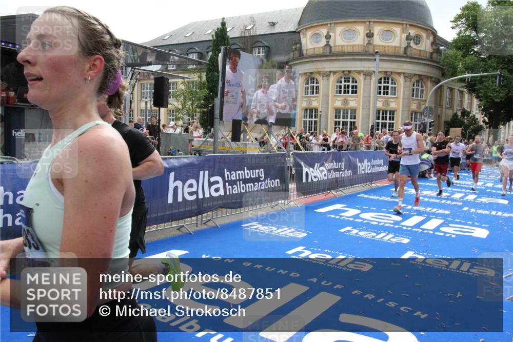 29.06.2025 - hella hamburg halbmarathon Michael Strokosch http://msf.ph/oto/8487851 29.06.2025 10:44:05 Ziel 1391, 1558, 2816, 4981, 6705, 8063, 8900, 9081, 10596, 11346, 13123, 15383, 16506, 16697, 17516, 17977, 18004 meine-sportfotos.de