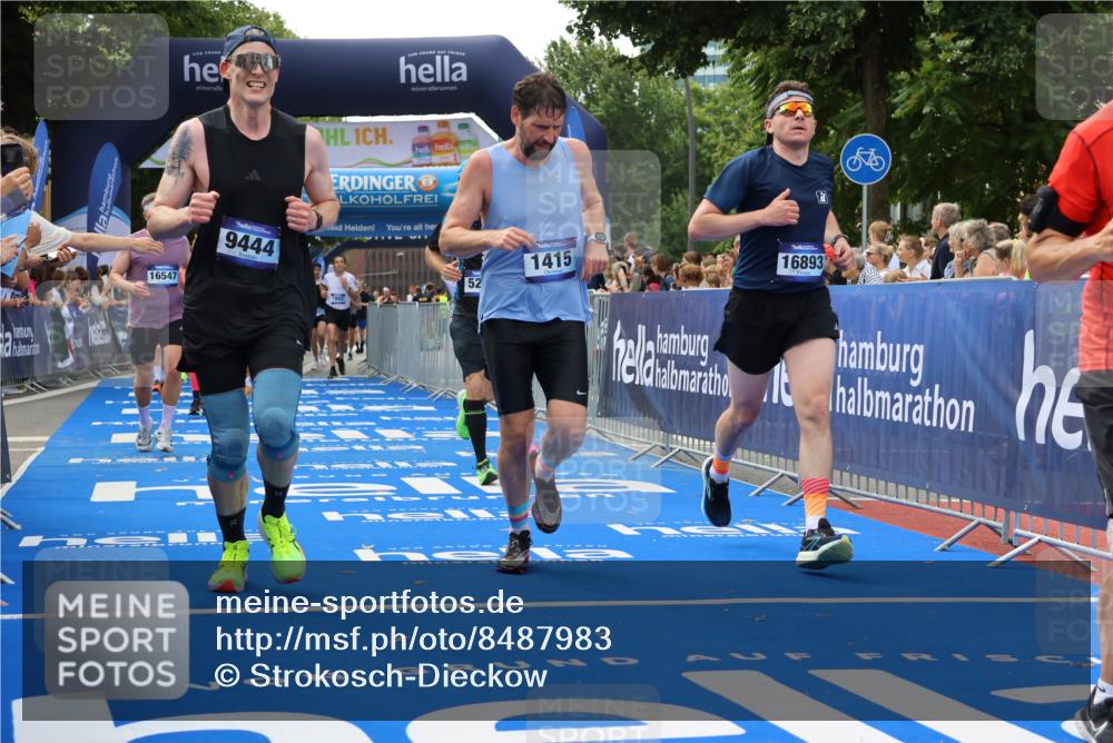 29.06.2025 - hella hamburg halbmarathon Strokosch-Dieckow http://msf.ph/oto/8487983 29.06.2025 10:44:16 Ziel 1220, 1413, 1415, 1902, 4999, 5231, 5275, 5884, 7005, 7191, 8722, 9444, 12159, 12528, 14686, 14687, 15225, 15280, 16301, 16316, 16547, 16803, 16893, 17748, 18691 meine-sportfotos.de