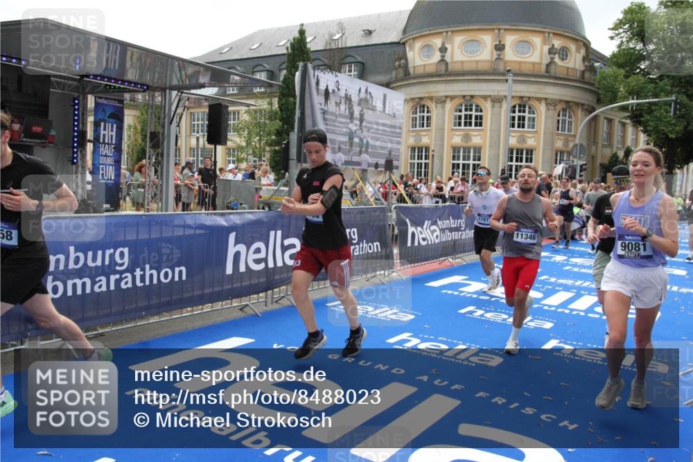 29.06.2025 - hella hamburg halbmarathon Michael Strokosch http://msf.ph/oto/8488023 29.06.2025 10:44:08 Ziel 1391, 1558, 2816, 3021, 6705, 9081, 9633, 10193, 10930, 11346, 13123, 16506, 16648, 16697, 17516, 17977, 18004 meine-sportfotos.de