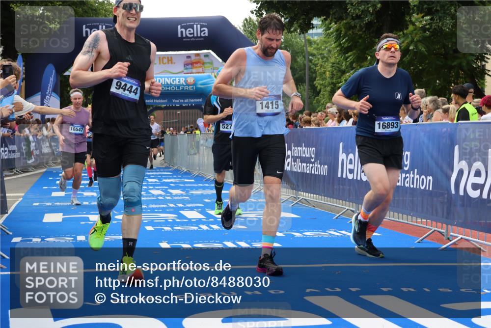 29.06.2025 - hella hamburg halbmarathon Strokosch-Dieckow http://msf.ph/oto/8488030 29.06.2025 10:44:16 Ziel 1220, 1413, 1415, 1902, 4999, 5231, 5275, 5884, 7005, 7191, 8722, 9444, 12159, 12528, 14686, 14687, 15225, 15280, 16301, 16316, 16547, 16803, 16893, 17748, 18691 meine-sportfotos.de