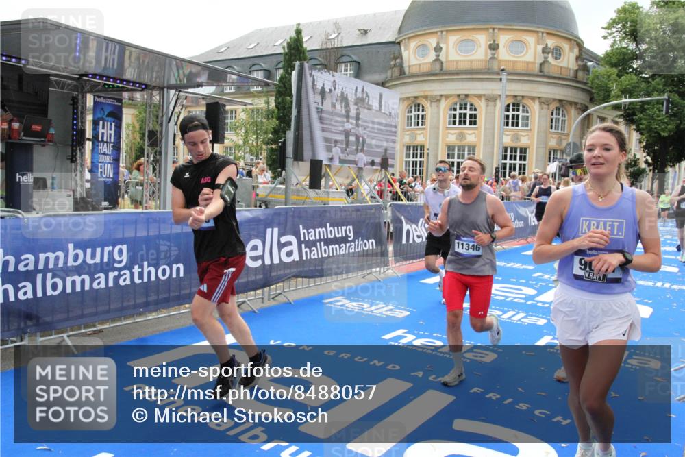 29.06.2025 - hella hamburg halbmarathon Michael Strokosch http://msf.ph/oto/8488057 29.06.2025 10:44:08 Ziel 1391, 1558, 2816, 3021, 6705, 9081, 9633, 10193, 10930, 11346, 13123, 16506, 16648, 16697, 17516, 17977, 18004 meine-sportfotos.de