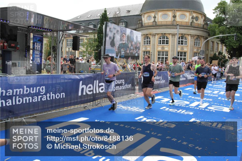 29.06.2025 - hella hamburg halbmarathon Michael Strokosch http://msf.ph/oto/8488136 29.06.2025 10:44:10 Ziel 1391, 1558, 2816, 3021, 4999, 5231, 6705, 9081, 9633, 10193, 10930, 11346, 13123, 16506, 16648, 16697, 17748, 17977, 18004 meine-sportfotos.de