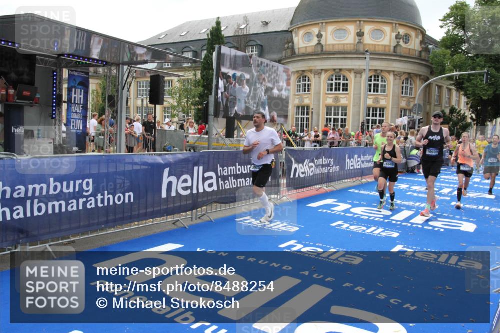 29.06.2025 - hella hamburg halbmarathon Michael Strokosch http://msf.ph/oto/8488254 29.06.2025 10:44:14 Ziel 1391, 3021, 4999, 5231, 5884, 7005, 9633, 10193, 10930, 12159, 14686, 14687, 15225, 15280, 16301, 16316, 16506, 16648, 17748, 18691 meine-sportfotos.de