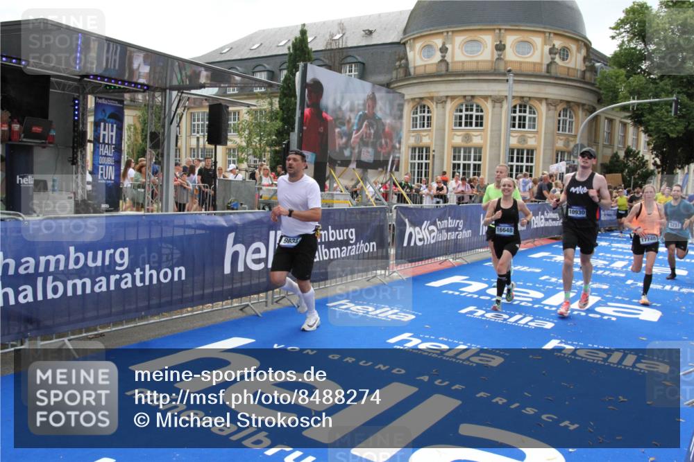 29.06.2025 - hella hamburg halbmarathon Michael Strokosch http://msf.ph/oto/8488274 29.06.2025 10:44:14 Ziel 1391, 3021, 4999, 5231, 5884, 7005, 9633, 10193, 10930, 12159, 14686, 14687, 15225, 15280, 16301, 16316, 16506, 16648, 17748, 18691 meine-sportfotos.de