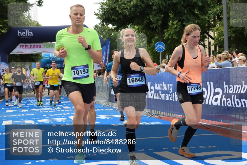29.06.2025 - hella hamburg halbmarathon Strokosch-Dieckow http://msf.ph/oto/8488286 29.06.2025 10:44:10 Ziel 1391, 1413, 1415, 2816, 3021, 4999, 5231, 5275, 5884, 7005, 8722, 9444, 9633, 10193, 10930, 12159, 13123, 14686, 14687, 15225, 15280, 16301, 16316, 16506, 16648, 16697, 16893, 17748, 17977, 18004, 18691 meine-sportfotos.de
