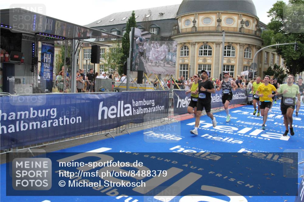 29.06.2025 - hella hamburg halbmarathon Michael Strokosch http://msf.ph/oto/8488379 29.06.2025 10:44:17 Ziel 1413, 1415, 4999, 5231, 5275, 5884, 7005, 8722, 9444, 9633, 10193, 10930, 12159, 14686, 14687, 15225, 15280, 16301, 16316, 16648, 16893, 17748, 18691 meine-sportfotos.de