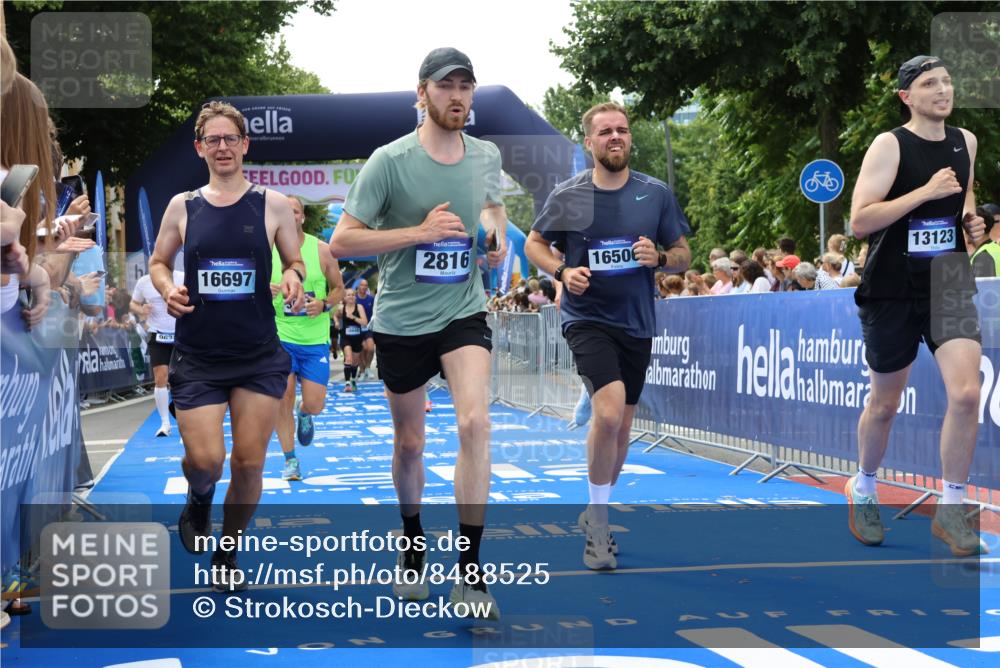 29.06.2025 - hella hamburg halbmarathon Strokosch-Dieckow http://msf.ph/oto/8488525 29.06.2025 10:44:05 Ziel 1391, 1558, 2816, 3021, 4981, 4999, 5231, 6705, 9081, 9633, 10193, 10930, 11346, 12159, 13123, 14686, 14687, 15225, 15280, 15383, 16506, 16648, 16697, 17516, 17748, 17977, 18004, 18691 meine-sportfotos.de
