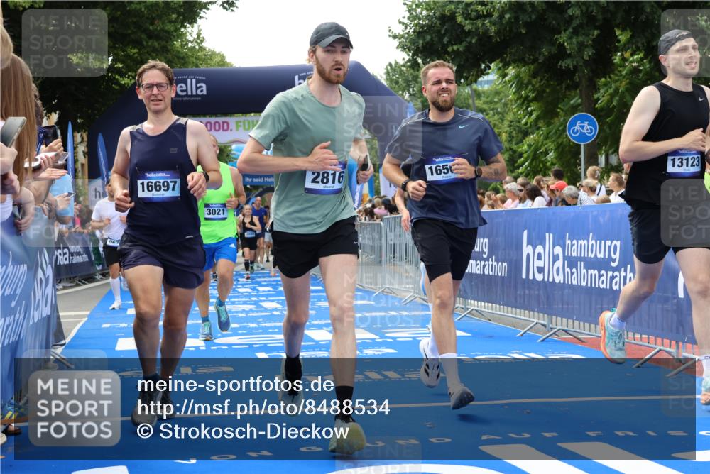 29.06.2025 - hella hamburg halbmarathon Strokosch-Dieckow http://msf.ph/oto/8488534 29.06.2025 10:44:05 Ziel 1391, 1558, 2816, 3021, 4981, 4999, 5231, 6705, 9081, 9633, 10193, 10930, 11346, 12159, 13123, 14686, 14687, 15225, 15280, 15383, 16506, 16648, 16697, 17516, 17748, 17977, 18004, 18691 meine-sportfotos.de