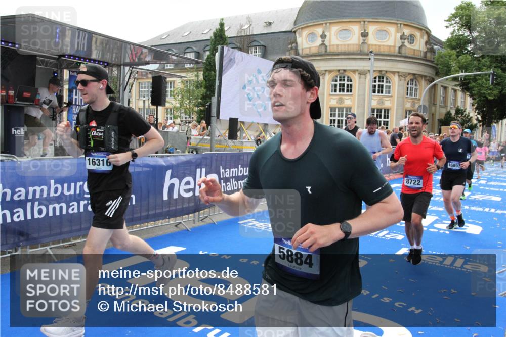 29.06.2025 - hella hamburg halbmarathon Michael Strokosch http://msf.ph/oto/8488581 29.06.2025 10:44:21 Ziel 1220, 1413, 1415, 1902, 5275, 5884, 7005, 7191, 8722, 9444, 12159, 12528, 14687, 15225, 16301, 16316, 16547, 16893, 18691 meine-sportfotos.de