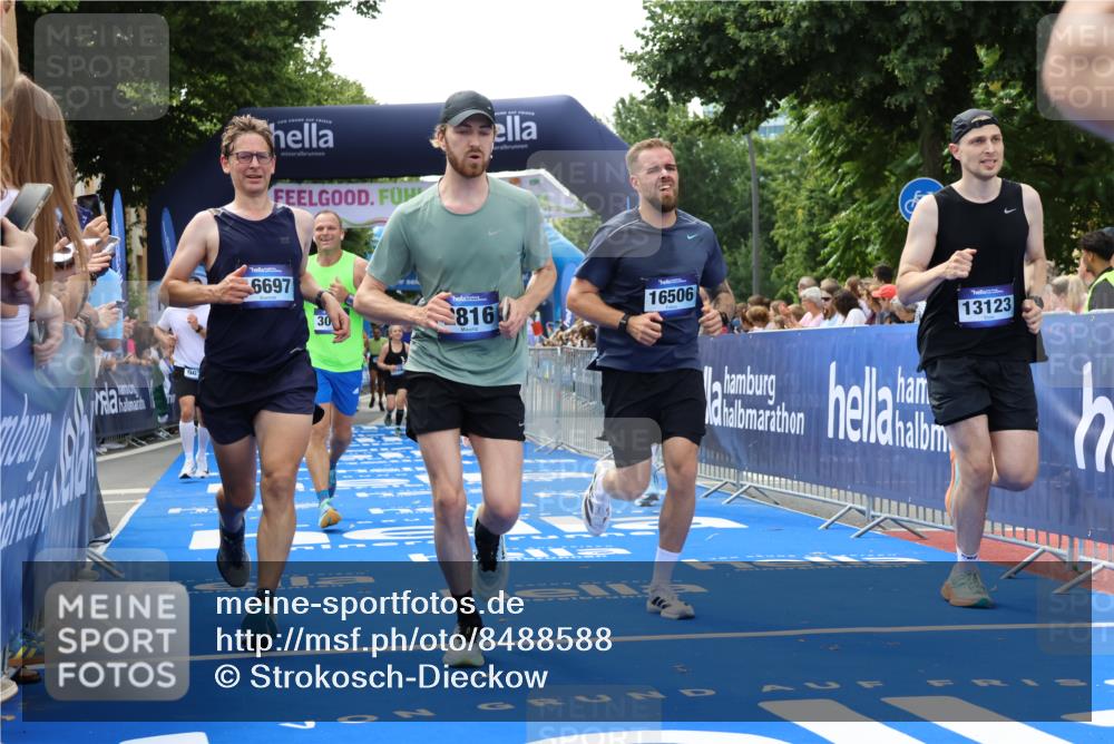 29.06.2025 - hella hamburg halbmarathon Strokosch-Dieckow http://msf.ph/oto/8488588 29.06.2025 10:44:05 Ziel 1391, 1558, 2816, 3021, 4981, 4999, 5231, 6705, 9081, 9633, 10193, 10930, 11346, 12159, 13123, 14686, 14687, 15225, 15280, 15383, 16506, 16648, 16697, 17516, 17748, 17977, 18004, 18691 meine-sportfotos.de