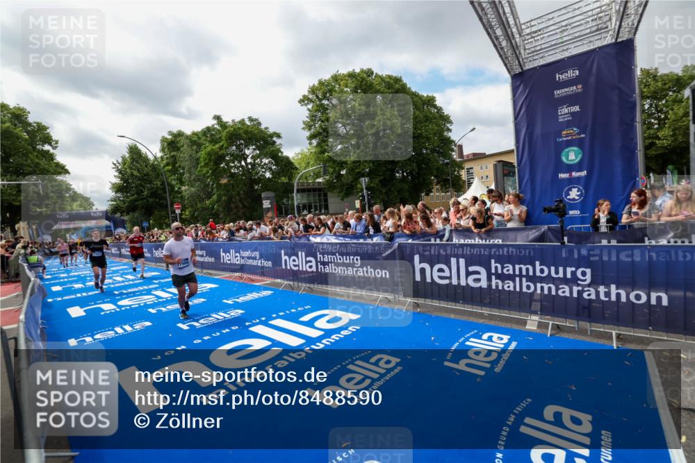 29.06.2025 - hella hamburg halbmarathon Zöllner http://msf.ph/oto/8488590 29.06.2025 11:09:56 Ziel 3834, 7323, 14015, 17988 meine-sportfotos.de