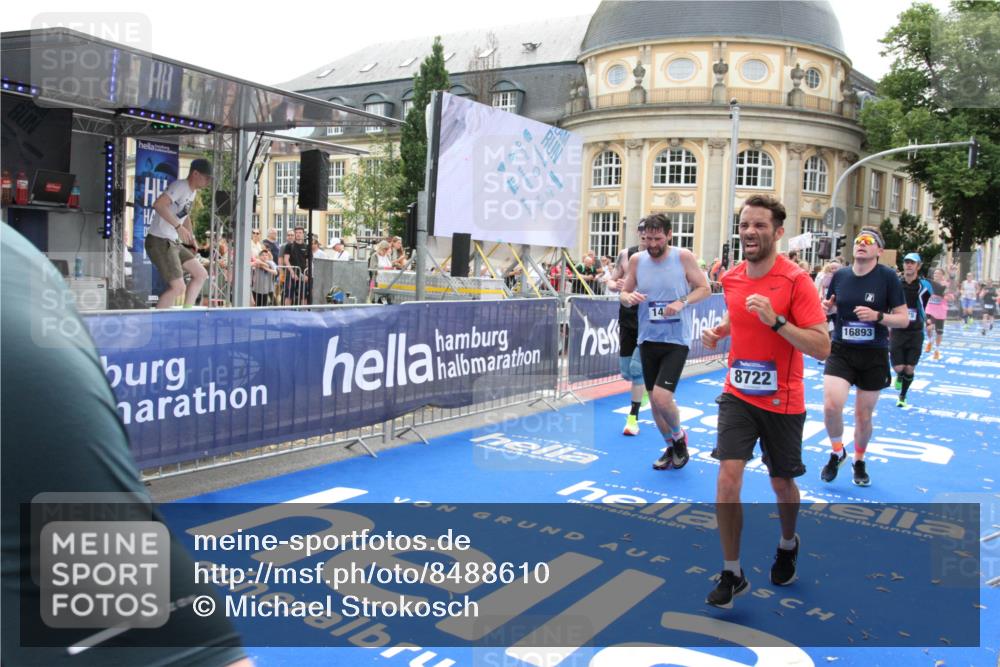 29.06.2025 - hella hamburg halbmarathon Michael Strokosch http://msf.ph/oto/8488610 29.06.2025 10:44:21 Ziel 1220, 1413, 1415, 1902, 5275, 5884, 7005, 7191, 8722, 9444, 12159, 12528, 14687, 15225, 16301, 16316, 16547, 16893, 18691 meine-sportfotos.de