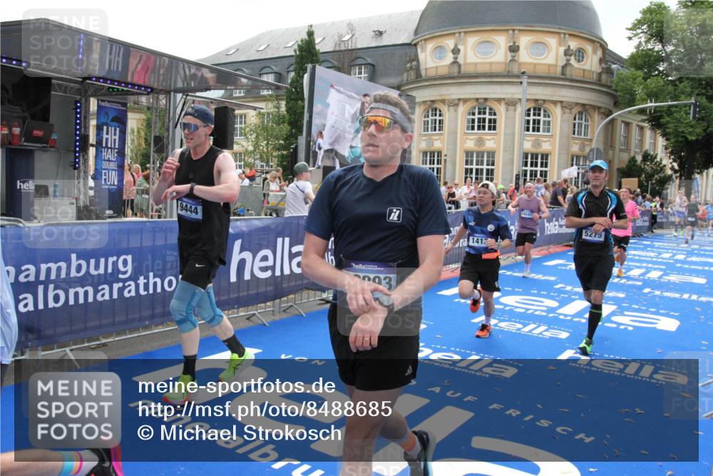29.06.2025 - hella hamburg halbmarathon Michael Strokosch http://msf.ph/oto/8488685 29.06.2025 10:44:23 Ziel 1220, 1413, 1415, 1902, 5275, 5884, 7191, 8722, 9444, 12528, 16316, 16547, 16803, 16893 meine-sportfotos.de