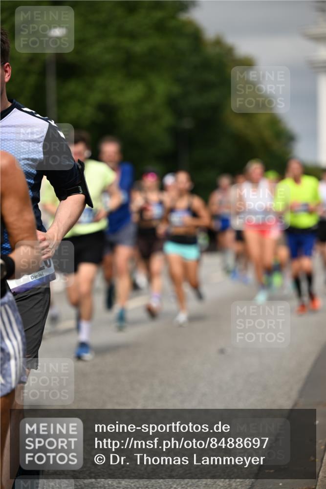 29.06.2025 - hella hamburg halbmarathon Dr. Thomas Lammeyer http://msf.ph/oto/8488697 29.06.2025 10:21:29 Kennedybrücke 1083, 1137, 1156, 1795, 2225, 2259, 2860, 2908, 3210, 3464, 3466, 3802, 3803, 4852, 5390, 5929, 5930, 5995, 6126, 6128, 6254, 6336, 6352, 6520, 6522, 6786, 7011, 7114, 7115, 7291, 7945, 8210, 8253, 8309, 8351, 8433, 8558, 8895, 9259, 9400, 9647, 9848, 10460, 10592, 10620 meine-sportfotos.de