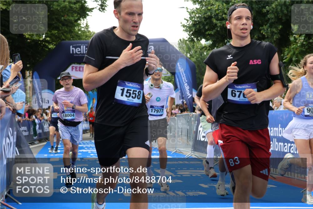 29.06.2025 - hella hamburg halbmarathon Strokosch-Dieckow http://msf.ph/oto/8488704 29.06.2025 10:44:02 Ziel 1391, 1558, 2816, 3021, 4981, 5231, 6705, 8063, 8900, 9081, 9633, 10193, 10596, 10930, 11346, 12438, 13123, 15383, 16506, 16648, 16697, 17516, 17748, 17977, 18004 meine-sportfotos.de
