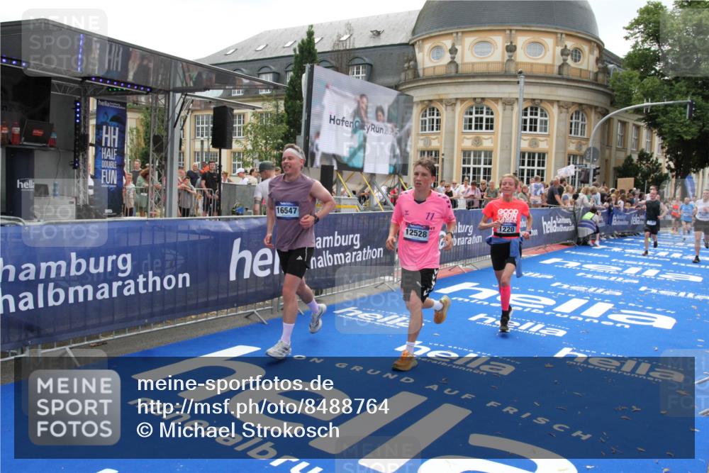 29.06.2025 - hella hamburg halbmarathon Michael Strokosch http://msf.ph/oto/8488764 29.06.2025 10:44:24 Ziel 1220, 1413, 1415, 1902, 5275, 7191, 8722, 9444, 12528, 16547, 16803, 16893, 18806 meine-sportfotos.de