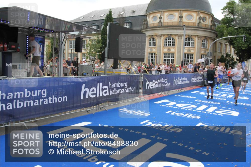 29.06.2025 - hella hamburg halbmarathon Michael Strokosch http://msf.ph/oto/8488830 29.06.2025 10:44:26 Ziel 1057, 1220, 1902, 4310, 4691, 7191, 12327, 12528, 16547, 16803, 18806 meine-sportfotos.de