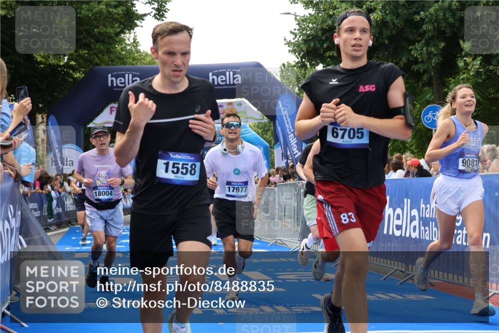 29.06.2025 - hella hamburg halbmarathon Strokosch-Dieckow http://msf.ph/oto/8488835 29.06.2025 10:44:02 Ziel 1391, 1558, 2816, 3021, 4981, 5231, 6705, 8063, 8900, 9081, 9633, 10193, 10596, 10930, 11346, 12438, 13123, 15383, 16506, 16648, 16697, 17516, 17748, 17977, 18004 meine-sportfotos.de