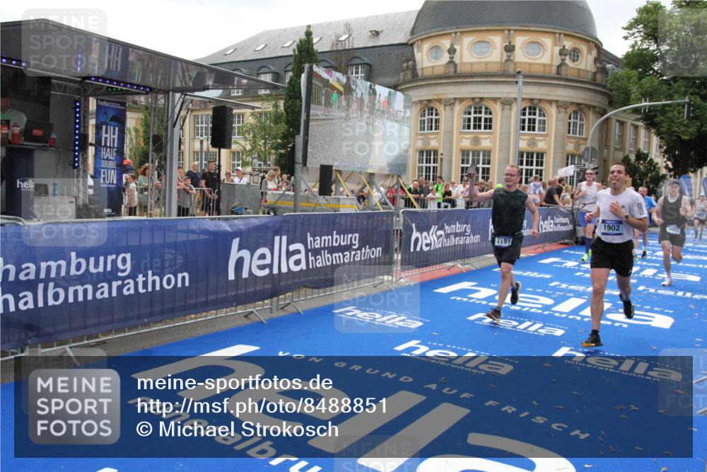 29.06.2025 - hella hamburg halbmarathon Michael Strokosch http://msf.ph/oto/8488851 29.06.2025 10:44:27 Ziel 1057, 1220, 1902, 4310, 4691, 7191, 12327, 12528, 14667, 16547, 16803, 17729, 18806 meine-sportfotos.de
