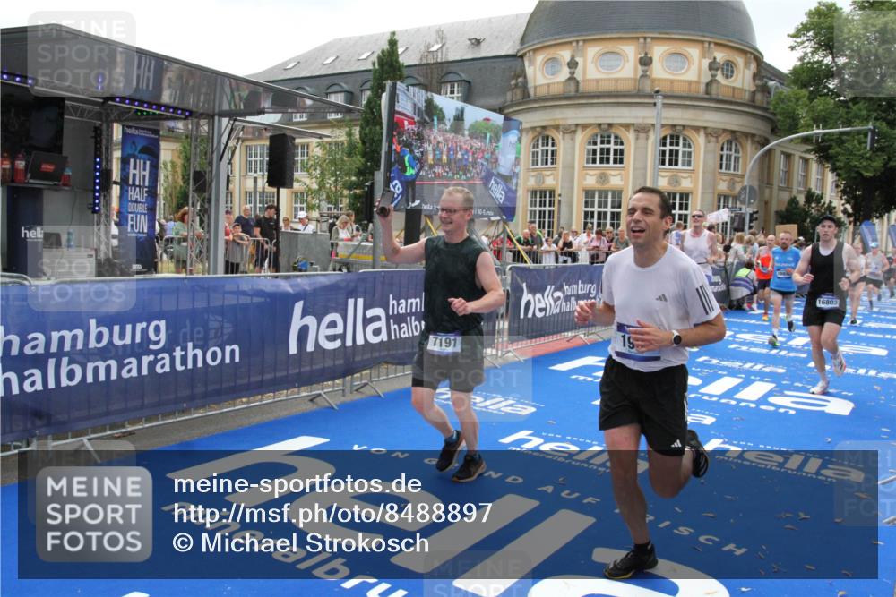 29.06.2025 - hella hamburg halbmarathon Michael Strokosch http://msf.ph/oto/8488897 29.06.2025 10:44:28 Ziel 1057, 1902, 4310, 4691, 7191, 8928, 12327, 12554, 14667, 16803, 17729, 18806 meine-sportfotos.de