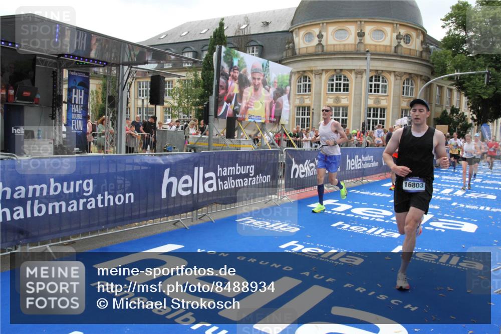 29.06.2025 - hella hamburg halbmarathon Michael Strokosch http://msf.ph/oto/8488934 29.06.2025 10:44:29 Ziel 1057, 1902, 4310, 4691, 7191, 8928, 12327, 12554, 14464, 14667, 16803, 17729, 18806 meine-sportfotos.de
