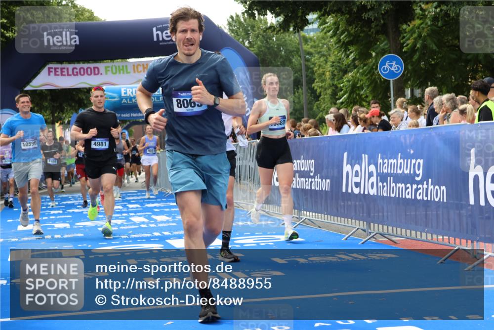 29.06.2025 - hella hamburg halbmarathon Strokosch-Dieckow http://msf.ph/oto/8488955 29.06.2025 10:43:57 Ziel 1558, 2816, 3697, 3907, 4981, 5624, 6705, 8063, 8145, 8900, 9043, 9081, 10493, 10596, 11346, 11809, 12438, 12966, 13123, 14861, 15383, 16549, 16697, 17376, 17403, 17516, 17977, 18004, 18678 meine-sportfotos.de