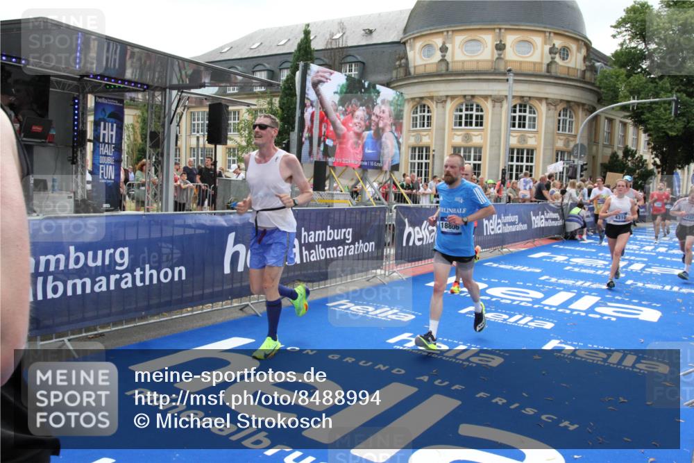 29.06.2025 - hella hamburg halbmarathon Michael Strokosch http://msf.ph/oto/8488994 29.06.2025 10:44:30 Ziel 1057, 1902, 4310, 4691, 7191, 7322, 8928, 12327, 12554, 14464, 14667, 16803, 17729, 18765, 18806 meine-sportfotos.de