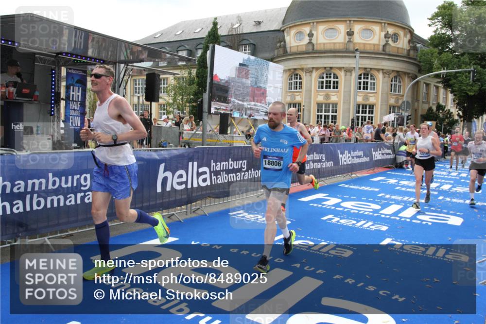 29.06.2025 - hella hamburg halbmarathon Michael Strokosch http://msf.ph/oto/8489025 29.06.2025 10:44:31 Ziel 1057, 4310, 4691, 7322, 8928, 12327, 12554, 14464, 14667, 16803, 17097, 17729, 18765, 18806 meine-sportfotos.de