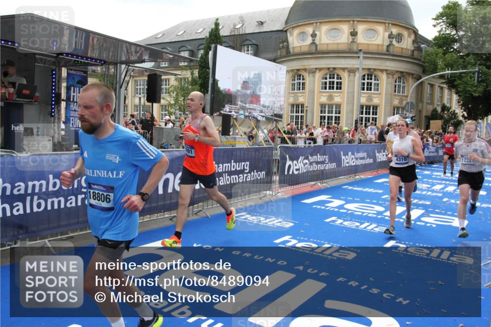 29.06.2025 - hella hamburg halbmarathon Michael Strokosch http://msf.ph/oto/8489094 29.06.2025 10:44:31 Ziel 1057, 4310, 4691, 7322, 8928, 12327, 12554, 14464, 14667, 16803, 17097, 17729, 18765, 18806 meine-sportfotos.de