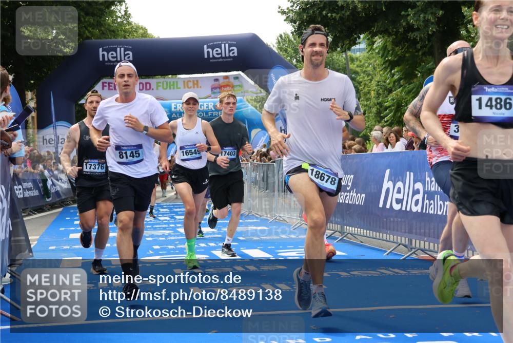 29.06.2025 - hella hamburg halbmarathon Strokosch-Dieckow http://msf.ph/oto/8489138 29.06.2025 10:43:53 Ziel 3437, 3697, 3907, 4981, 5624, 5692, 7185, 8063, 8145, 8900, 9043, 9374, 10493, 10596, 11778, 11809, 12438, 12966, 13897, 14861, 15383, 15512, 16062, 16549, 17376, 17403, 17516, 18650, 18678 meine-sportfotos.de