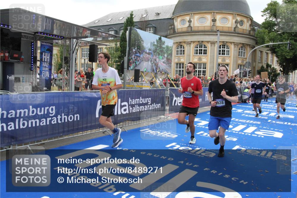 29.06.2025 - hella hamburg halbmarathon Michael Strokosch http://msf.ph/oto/8489271 29.06.2025 10:44:34 Ziel 1057, 1468, 2365, 2402, 3305, 4310, 4691, 5476, 6495, 7322, 7710, 8928, 12327, 12554, 14464, 14667, 15862, 17097, 17729, 18539, 18765 meine-sportfotos.de
