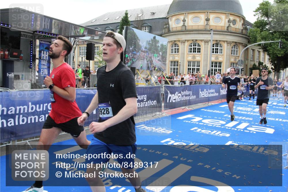 29.06.2025 - hella hamburg halbmarathon Michael Strokosch http://msf.ph/oto/8489317 29.06.2025 10:44:35 Ziel 1057, 1468, 2365, 2402, 3305, 5476, 6495, 7322, 7710, 8928, 12554, 12711, 14351, 14464, 14667, 14798, 15862, 17097, 17729, 18539, 18765 meine-sportfotos.de