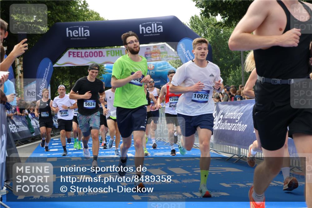 29.06.2025 - hella hamburg halbmarathon Strokosch-Dieckow http://msf.ph/oto/8489358 29.06.2025 10:43:51 Ziel 1976, 3437, 3697, 3907, 4981, 5624, 5692, 7185, 8063, 8145, 8900, 9043, 9159, 9374, 10493, 10596, 11153, 11778, 11809, 11848, 12438, 12966, 13897, 14861, 15383, 15512, 16062, 16105, 16549, 17376, 17403, 18650, 18678 meine-sportfotos.de