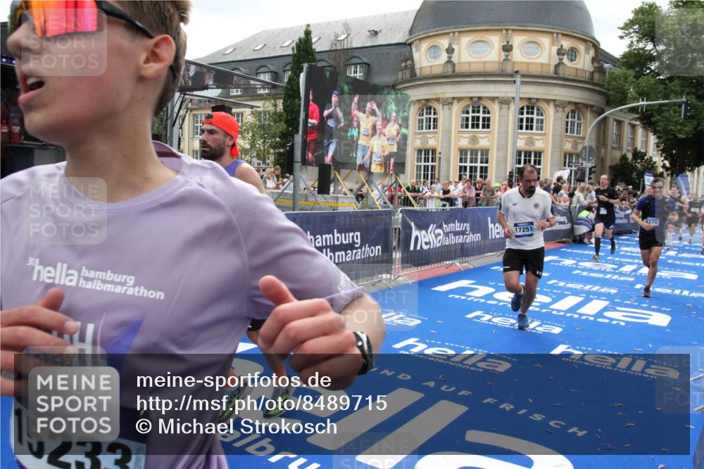 29.06.2025 - hella hamburg halbmarathon Michael Strokosch http://msf.ph/oto/8489715 29.06.2025 10:44:49 Ziel 1941, 2970, 3004, 3098, 3785, 4270, 4915, 7056, 7167, 7325, 15185, 15233, 16834, 17251, 18437, 19207, 19210 meine-sportfotos.de