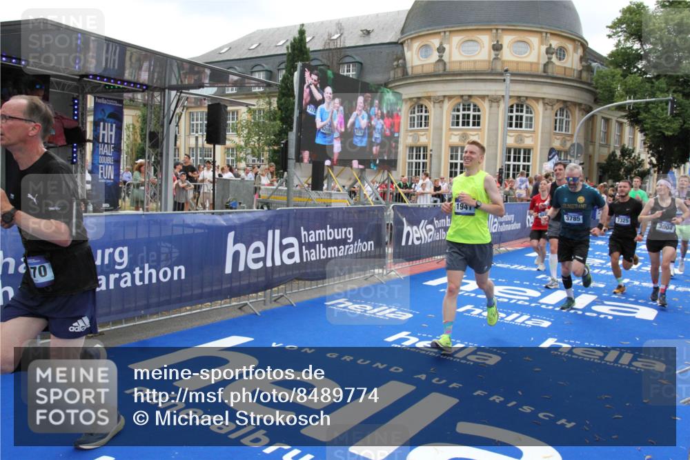 29.06.2025 - hella hamburg halbmarathon Michael Strokosch http://msf.ph/oto/8489774 29.06.2025 10:44:52 Ziel 1941, 2098, 2970, 3004, 3098, 3785, 4270, 4915, 7056, 7167, 7325, 9720, 12161, 16834, 17251, 19207, 19210 meine-sportfotos.de