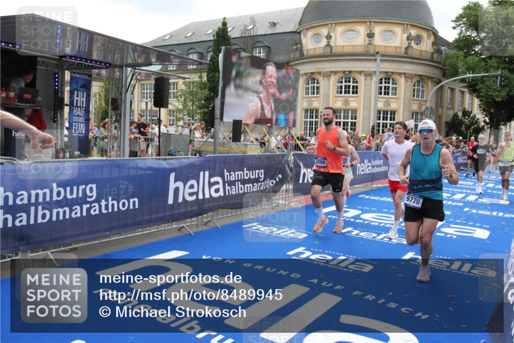 29.06.2025 - hella hamburg halbmarathon Michael Strokosch http://msf.ph/oto/8489945 29.06.2025 10:44:57 Ziel 1424, 1520, 2098, 2890, 3098, 4425, 7056, 7167, 9030, 9720, 12161, 17382, 17406, 18055, 18631, 19207, 19210 meine-sportfotos.de