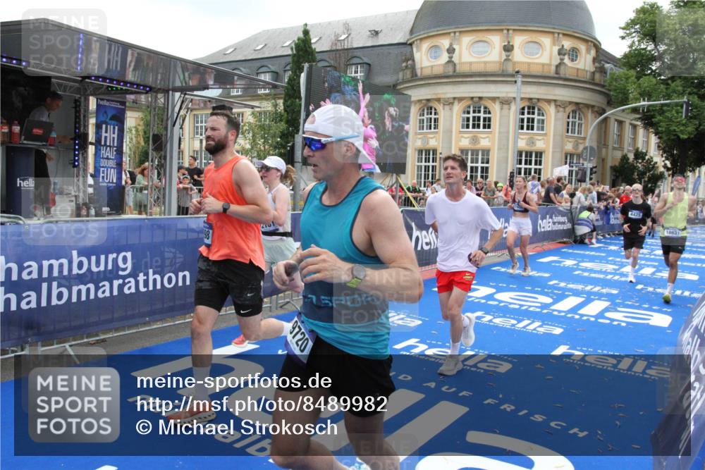 29.06.2025 - hella hamburg halbmarathon Michael Strokosch http://msf.ph/oto/8489982 29.06.2025 10:44:58 Ziel 1424, 1520, 2098, 2890, 3098, 4425, 7056, 7167, 9030, 9720, 12161, 16058, 17382, 17406, 17544, 18055, 18631, 19210 meine-sportfotos.de