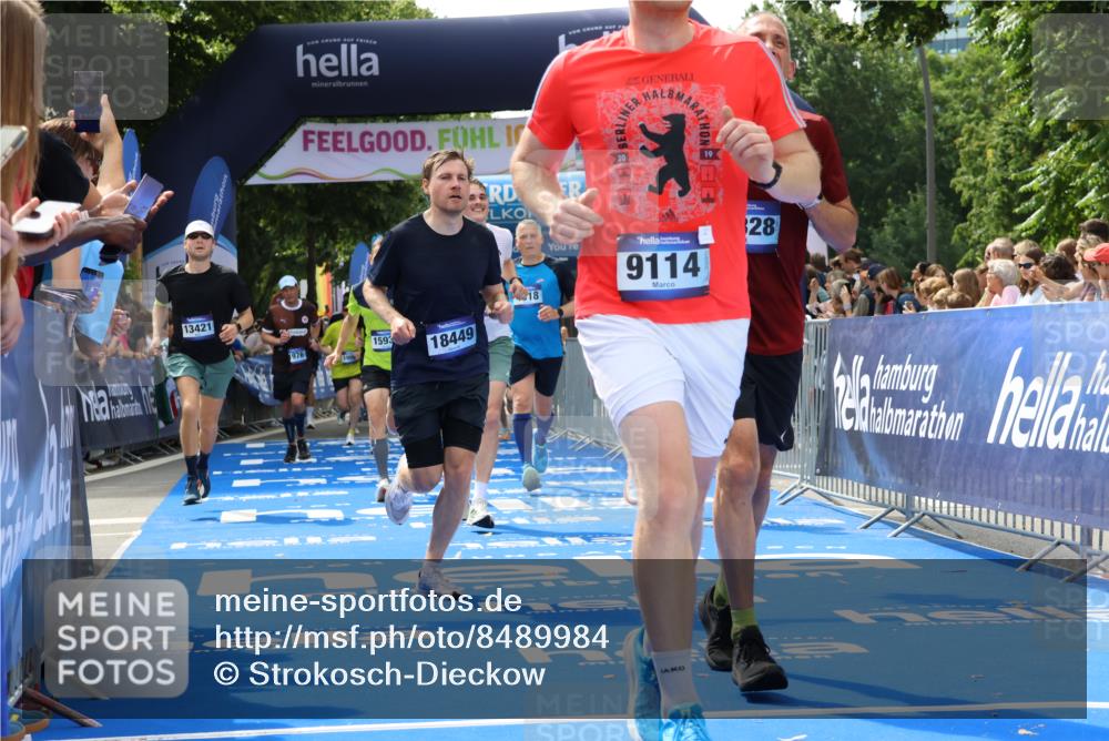 29.06.2025 - hella hamburg halbmarathon Strokosch-Dieckow http://msf.ph/oto/8489984 29.06.2025 10:43:39 Ziel 1976, 3116, 4318, 6903, 6991, 9114, 9159, 11153, 11848, 13421, 13996, 14201, 14210, 14484, 14690, 15328, 15512, 15932, 16062, 16105, 17912, 18449, 18775, 19090, 19229 meine-sportfotos.de