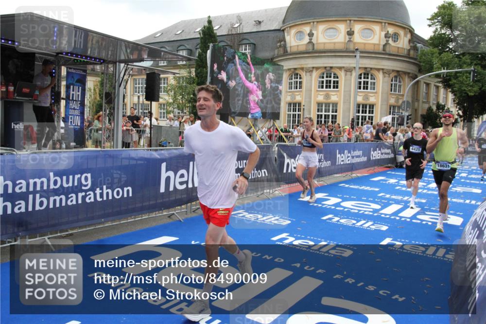 29.06.2025 - hella hamburg halbmarathon Michael Strokosch http://msf.ph/oto/8490009 29.06.2025 10:44:59 Ziel 1424, 1520, 2098, 2890, 4425, 9030, 9720, 12161, 16058, 17382, 17406, 17544, 18055, 18631 meine-sportfotos.de