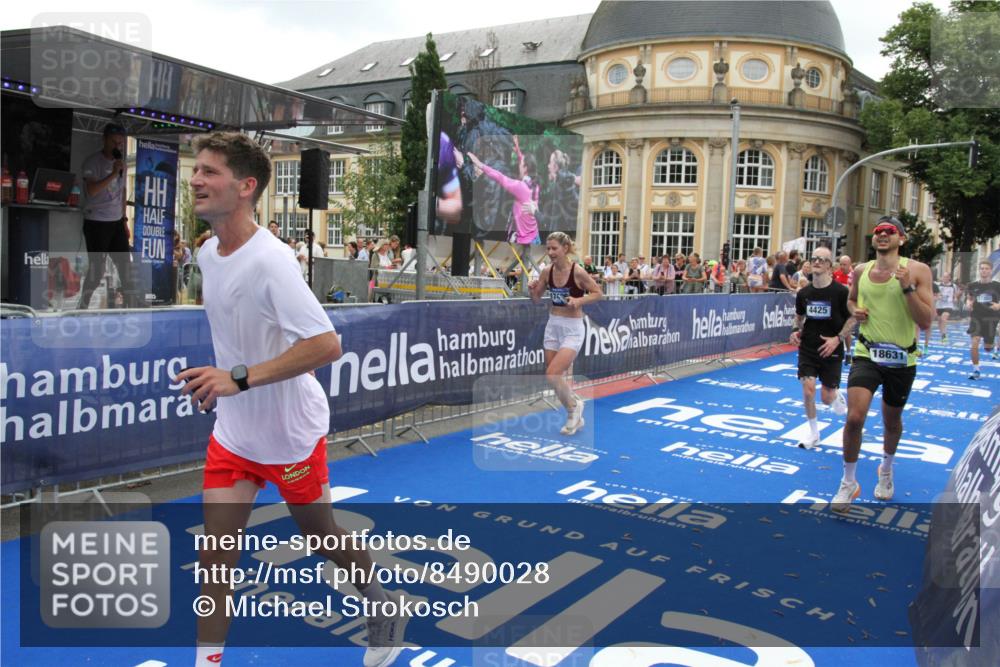 29.06.2025 - hella hamburg halbmarathon Michael Strokosch http://msf.ph/oto/8490028 29.06.2025 10:44:59 Ziel 1424, 1520, 2098, 2890, 4425, 9030, 9720, 12161, 16058, 17382, 17406, 17544, 18055, 18631 meine-sportfotos.de